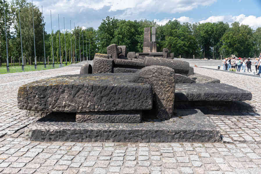 Polonia 047 - Auschwitz ll-Birkenau - monumento Internacional a las Víctimas del Campo.jpg